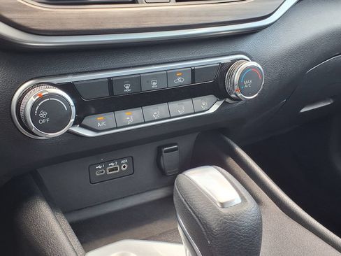 Used 2025 Nissan Altima 2.5 SV FWD image 28