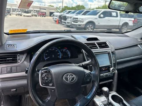 Used 2014 Toyota Camry SE w/ Moonroof Package FWD image 6