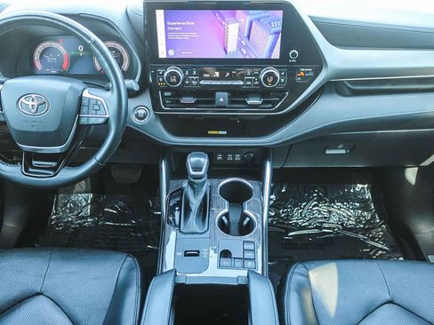 Used 2023 Toyota Highlander Limited FWD image 13