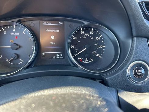 Used 2017 Nissan Rogue SV image 11