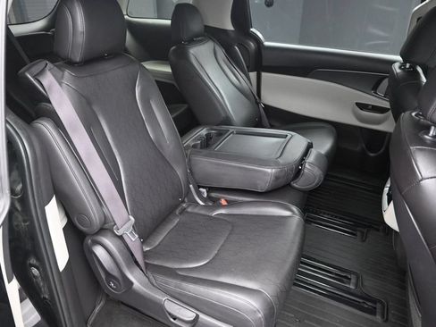 Certified 2024 Kia Carnival LX FWD image 32