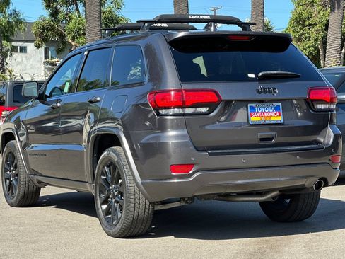 Used 2018 Jeep Grand Cherokee Altitude RWD image 6