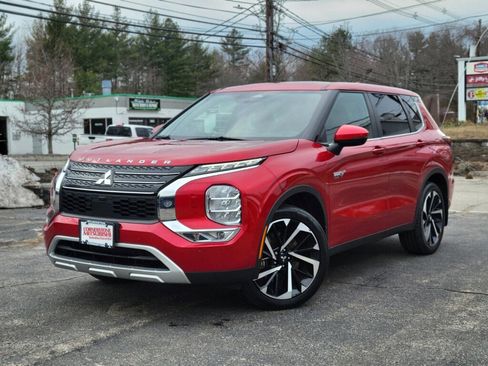 Used 2023 Mitsubishi Outlander SE image 1