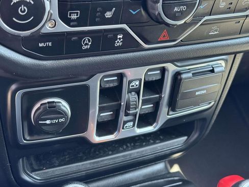 Used 2025 Jeep Wrangler Unlimited Sahara AWD/4WD image 27