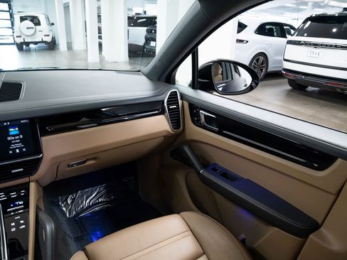 Used 2021 Porsche Cayenne S w/ Premium Package Plus AWD/4WD image 10
