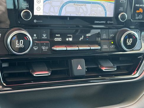 Used 2022 Toyota Highlander XLE AWD/4WD image 24