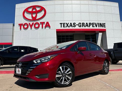 Used 2025 Nissan Versa SV image 2