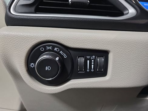 Used 2023 Chrysler Pacifica Touring-L FWD image 28