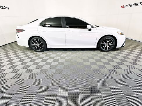 Used 2023 Toyota Camry SE image 2