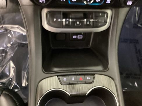 Used 2021 GMC Acadia SLT w/ Technology Package AWD/4WD image 19