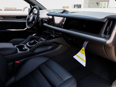 Certified 2025 Porsche Cayenne Coupe image 27