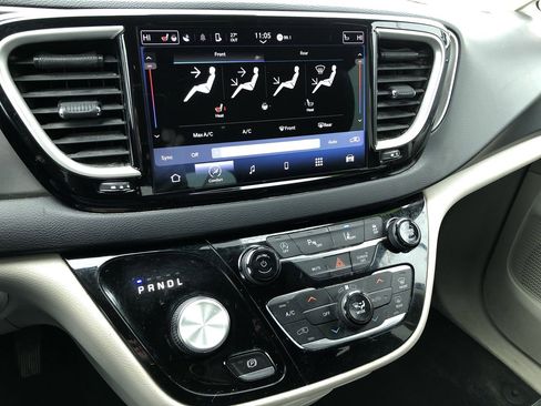 Used 2022 Chrysler Pacifica Touring-L image 23