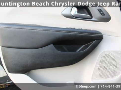 Used 2023 Chrysler Pacifica Touring-L image 9