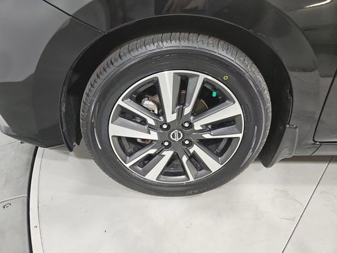 Used 2022 Nissan Versa SV w/ Trunk Package image 26