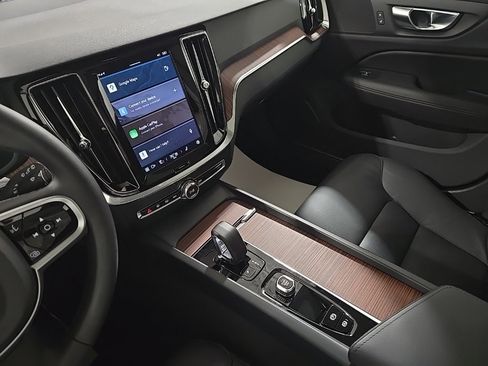 Used 2025 Volvo V60 B5 Cross Country Plus image 11