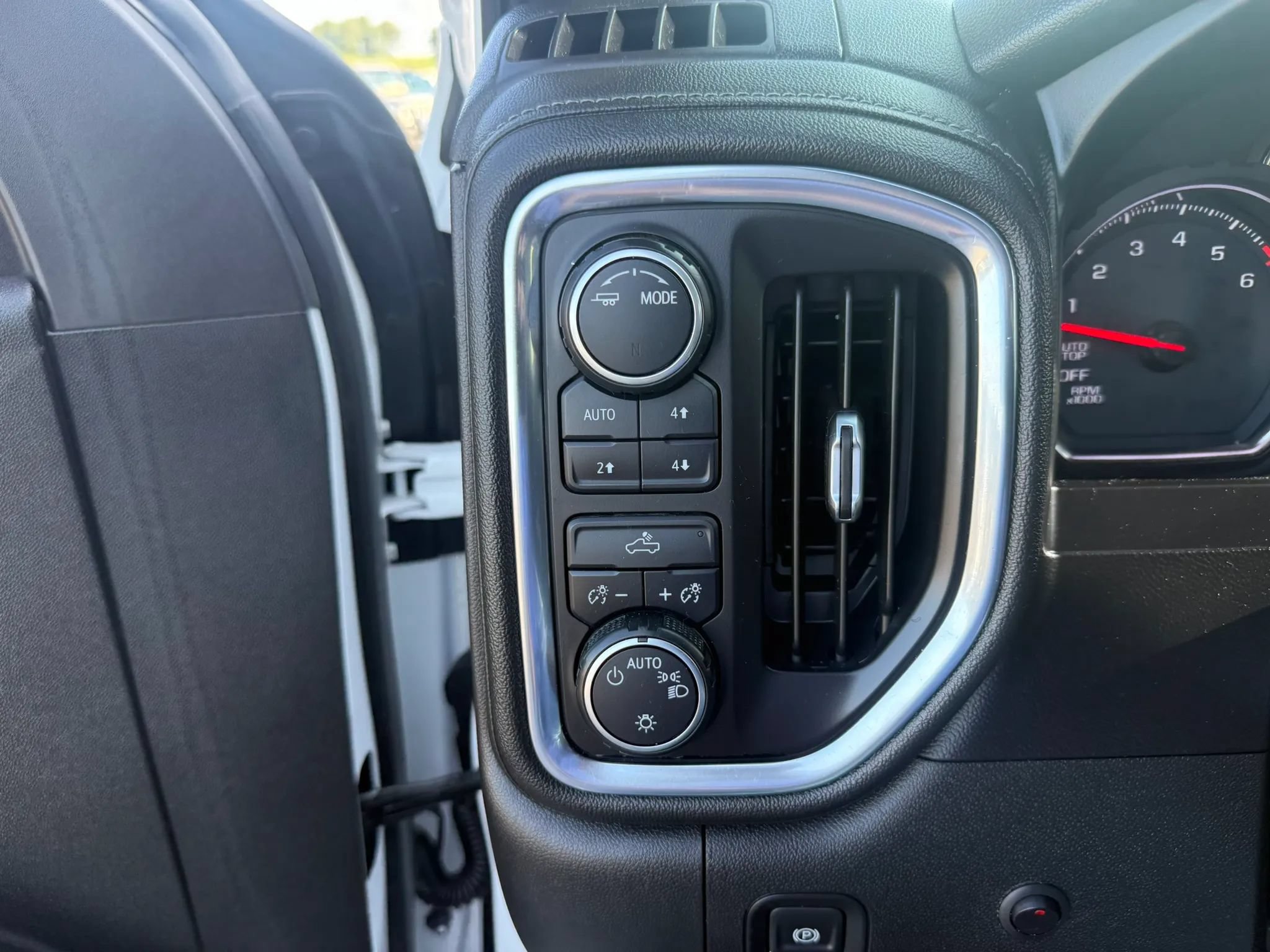 Used 2020 Chevrolet Silverado 1500 LT w/ Z71 Off-Road Package AWD/4WD image 13
