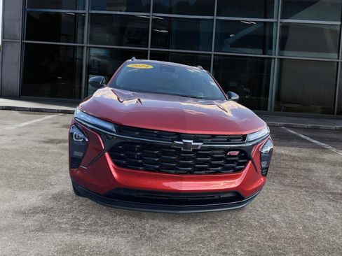 Used 2024 Chevrolet Trax RS w/ Sunroof Package image 2