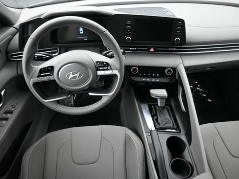 Used 2025 Hyundai Elantra Sport FWD image 13