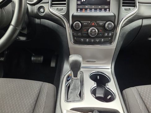 Used 2019 Jeep Grand Cherokee Laredo image 11