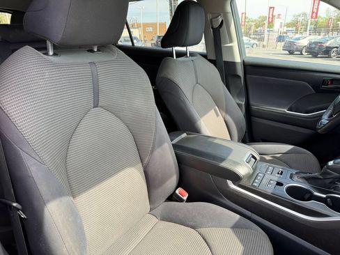 Used 2022 Toyota Highlander LE AWD/4WD image 18