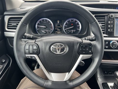 Used 2016 Toyota Highlander XLE image 11