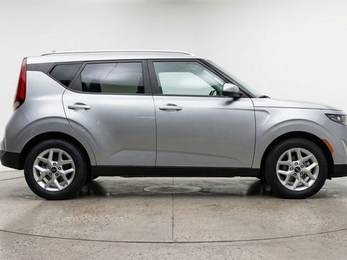 Used 2025 Kia Soul LX w/ LX Technology Package FWD image 11