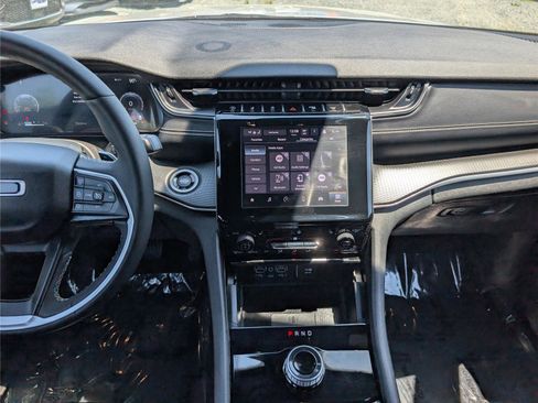 Used 2023 Jeep Grand Cherokee Altitude AWD/4WD image 18