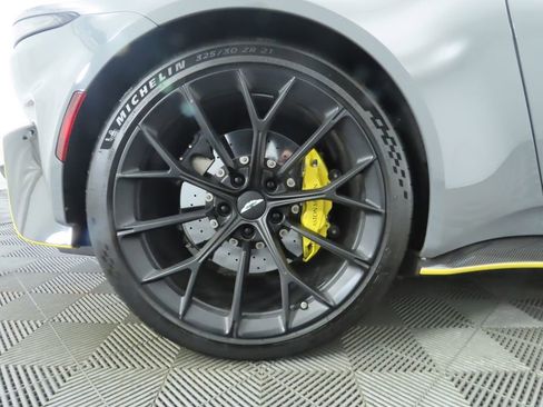 Used 2025 Aston Martin V8 Vantage Coupe image 28