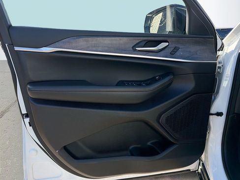 Used 2024 Jeep Grand Cherokee L Limited w/ Luxury Tech Group II image 26