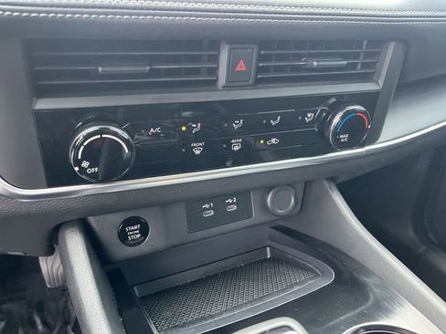 Used 2024 Nissan Rogue S image 29