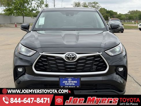 Used 2025 Toyota Highlander LE image 3