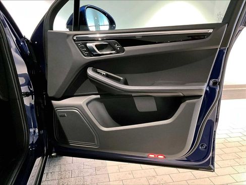 Used 2025 Porsche Macan image 27