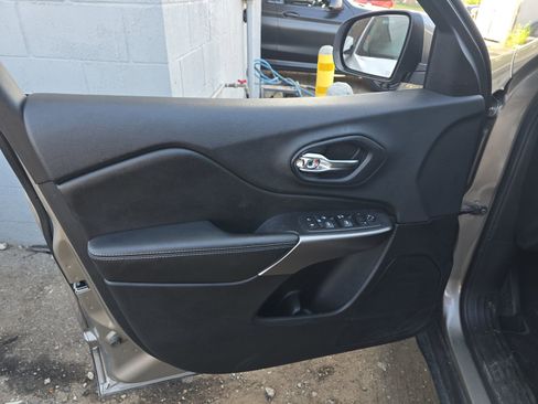 Used 2019 Jeep Cherokee Latitude w/ Popular Appearance Group image 9