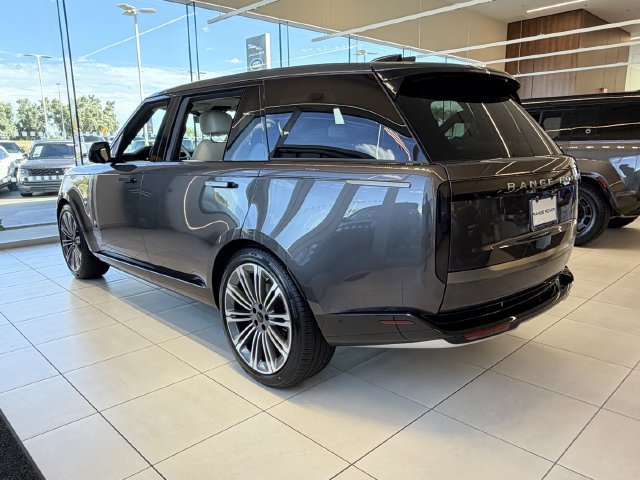New 2026 Land Rover Range Rover Long Wheelbase SE AWD/4WD image 18