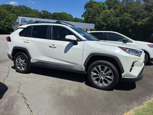 Used 2021 Toyota RAV4 XLE Premium FWD image 3