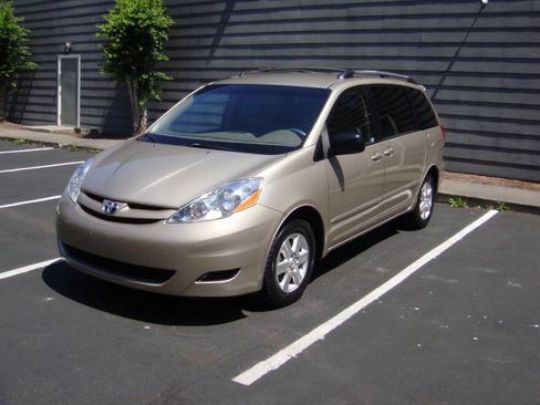 Used 2008 Toyota Sienna LE FWD image 2