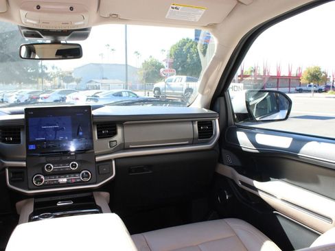 Used 2023 Ford Expedition Max XLT image 27