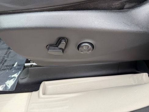 Used 2023 Chrysler Pacifica Touring-L FWD image 6