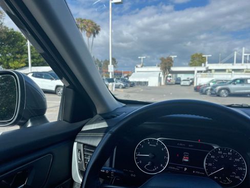 Used 2025 Nissan Rogue SV FWD image 36