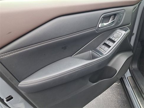 Used 2023 Nissan Rogue SL w/ SL Premium Package image 13