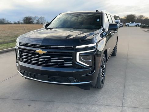 Used 2025 Chevrolet Suburban High Country image 4