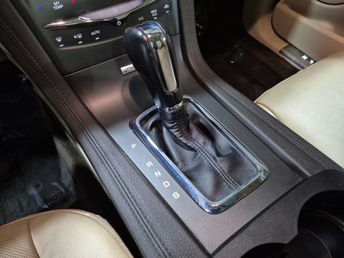 Used 2018 Lincoln MKT AWD image 17