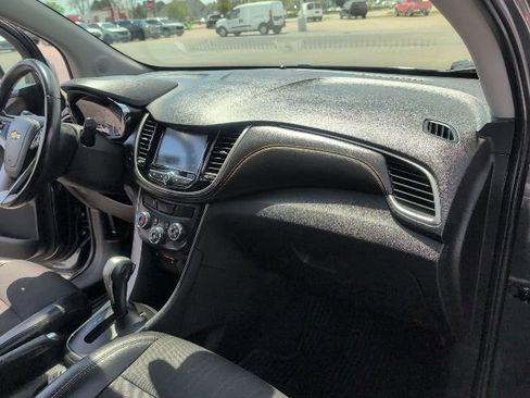 Used 2017 Chevrolet Trax LT w/ LT Convenience Package FWD image 34