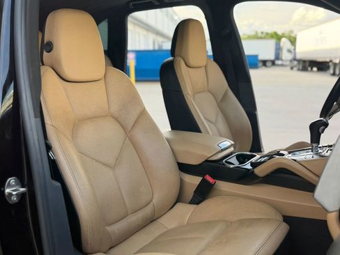 Used 2016 Porsche Cayenne w/ Premium Package AWD/4WD image 22
