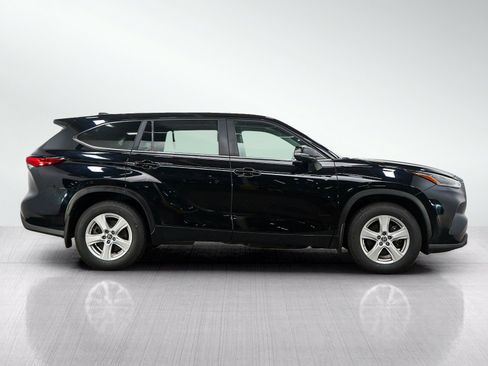 Used 2023 Toyota Highlander L AWD/4WD image 6