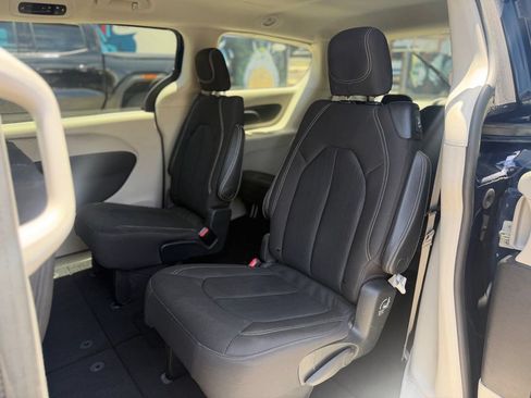 Used 2020 Chrysler Voyager LX FWD image 11