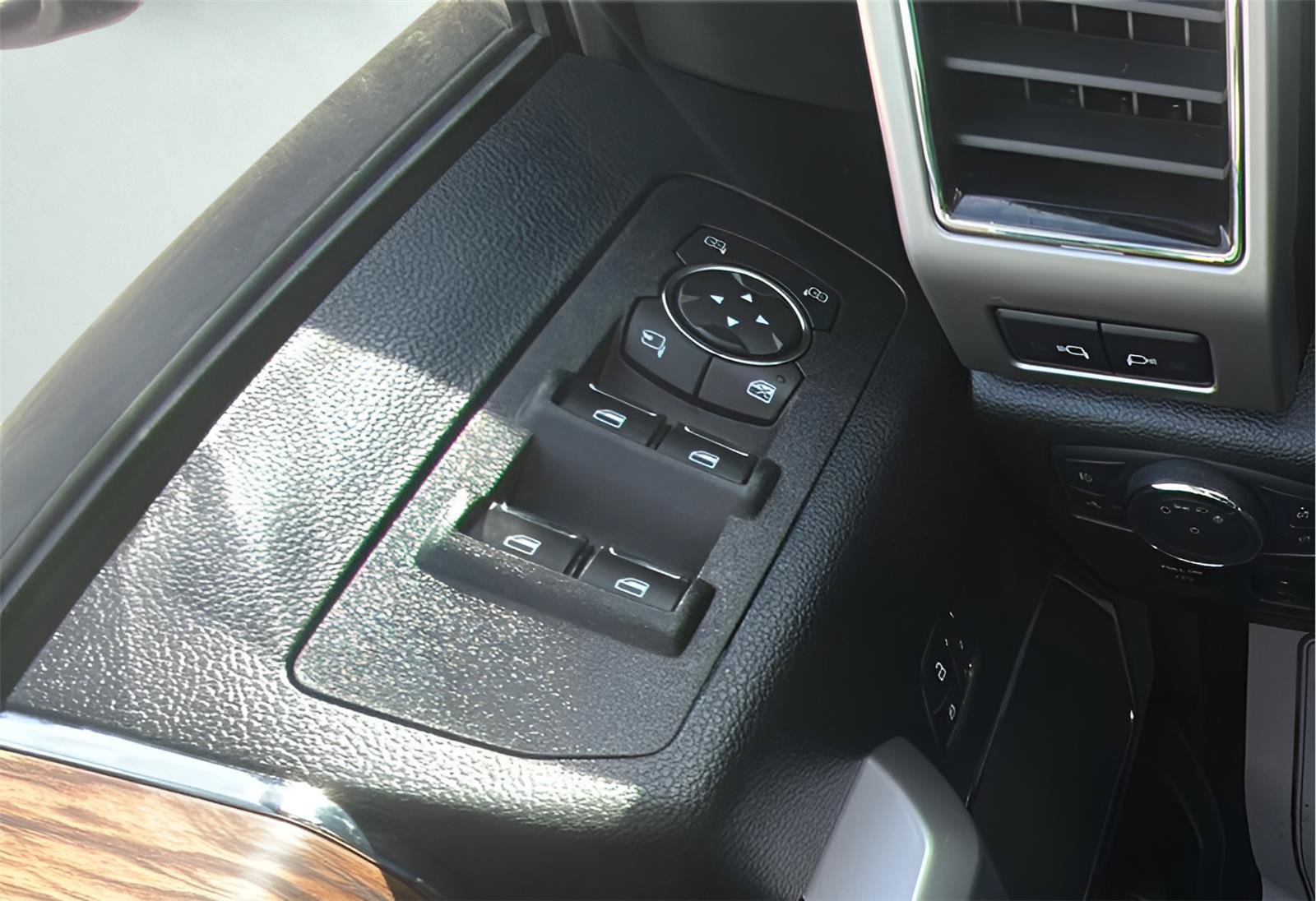 Used 2019 Ford F150 Lariat AWD/4WD image 18
