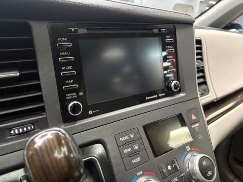 Used 2019 Toyota Sienna XLE w/ XLE Navigation Package FWD image 21