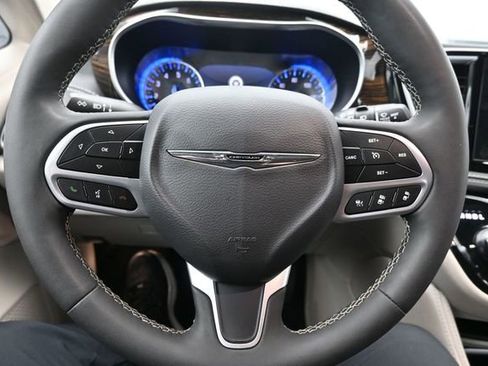 Used 2024 Chrysler Pacifica Limited FWD image 37