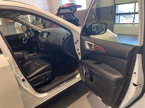 Certified 2019 Nissan Pathfinder Platinum image 12